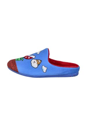 Zapatilla de casa de forro polar azul con un interior rojo, con gráficos de nubes y champiñones en la parte superior. Suela azul sólida con un patrón texturizado.