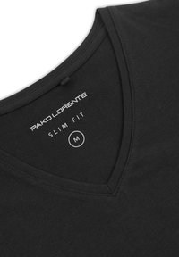 Czarna koszulka z dekoltem w serek, wykonana z miękkiego materiału, z brandingiem "PAKO LORENTE", metką "SLIM FIT" oraz rozmiar "M" nadrukowanym wewnątrz dekoltu.