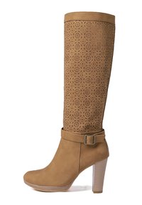 Stivale al ginocchio color tan con motivo floreale tagliato al laser sulla tomaia, texture in pelle liscia, ampia fascia con dettaglio di fibbia, tacco impilato.