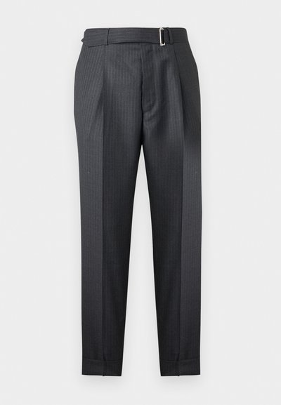 Γκρι παντελόνι με λεπτές ρίγες και κομψό σχέδιο, διαθέτει θηλιές για ζώνη, διακριτικές πιέτες και ρεβέρ. Κατασκευασμένο από λείο ύφασμα.