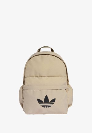 Beiger Stoffrucksack mit abgerundeter Form, einer Vordertasche und einem großen schwarzen Trefoil-Logo. Verfügt über einen oberen Griff und gestreifte Träger.