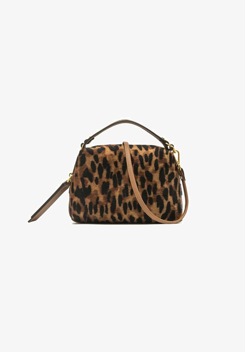 Sac à main en imprimé léopard avec une finition en fourrure texturée, des accents en cuir brun et une bandoulière amovible. Présente une forme structurée.