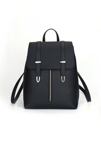 Zaino in pelle nera con chiusura a pattina, hardware argentato, tasca frontale con zip e spallacci regolabili. Texture liscia e forma rettangolare.