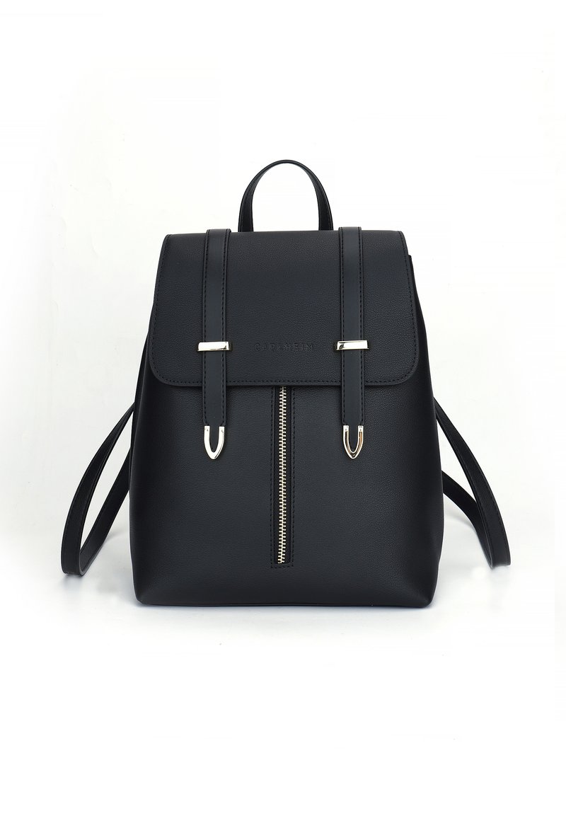 Zaino in pelle nera con chiusura a pattina, hardware argentato, tasca frontale con zip e spallacci regolabili. Texture liscia e forma rettangolare.
