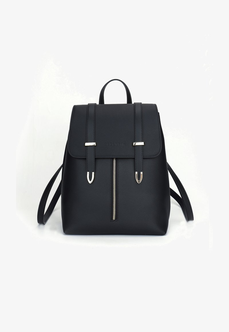 Fekete bőr hátitáska, hajtókás záródással, ezüst színű fém alkatrészekkel, elülső cipzáras zsebbel és állítható pántokkal. Simás textúrával és téglalap alakú formával rendelkezik.