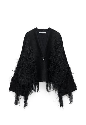 Cardigan nero lavorato a maglia con scollo a V, caratterizzato da maniche lunghe con frange e una chiusura con un solo bottone. Il tessuto testurizzato aggiunge profondità.