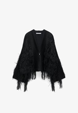 Zwarte gebreide cardigan met een V-hals, voorzien van lange franjes aan de mouwen en een enkele knoopsluiting. De gestructureerde stof zorgt voor diepte.