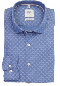 Camicia blu slim fit con motivo geometrico bianco e bottoni bianchi, piegata ordinatamente per mostrare il colletto e i polsini.