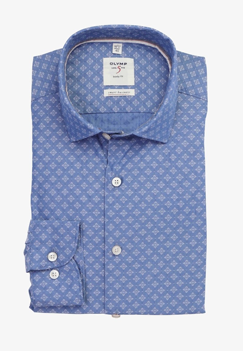 Modrá slim fit košile s bílým geometrickým vzorem a bílými knoflíky, pečlivě složená tak, aby byly vidět límec a manžety.