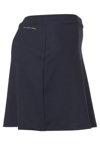 Skort blu navy realizzato in tessuto traspirante. Presenta una vita aderente e un design svasato, con un piccolo logo "dry tech base" sul lato.