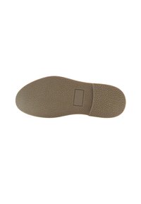 Suela de zapato de goma en marrón claro, texturizada con una superficie estampada. Diseño plano con un tacón ligeramente elevado y un área de marca rectangular.