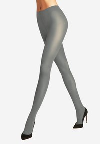 Graue, blickdichte Leggings mit glatter, glänzender Textur, hohem Bund und figurbetontem Design, kombiniert mit schwarzen High Heels.