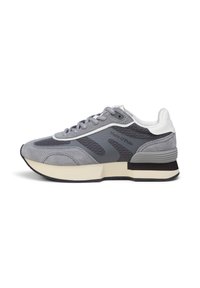 Grijze sportieve sneakers met een mix van suède en mesh materialen, een dikke zool, witte accenten en het "Marc O'Polo" logo aan de zijkant.