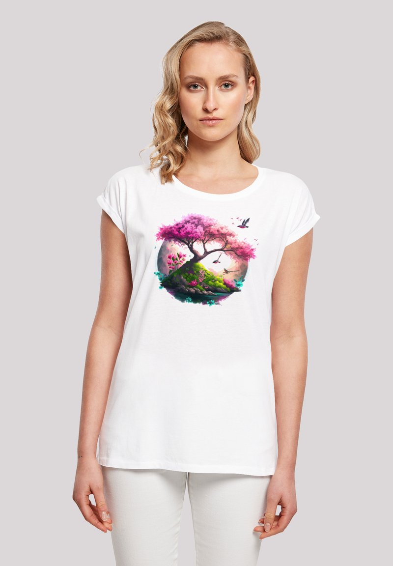 Weißes Baumwoll-T-Shirt mit umgeschlagenen Ärmeln, das ein farbenfrohes Motiv eines rosa Baums, von Grün umgebenen Pflanzen und Vögeln vor einem kreisförmigen Hintergrund zeigt.