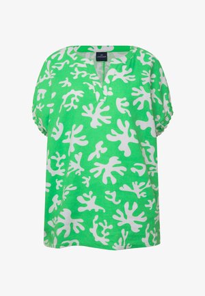 Top de lino verde con ajuste relajado, que presenta un patrón blanco similar al coral, mangas cortas y un diseño de escote en V.