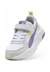 Baskets blanches avec une tige en maille et en cuir, présentant des accents violets et jaunes, une sangle Velcro et une semelle épaisse et texturée.