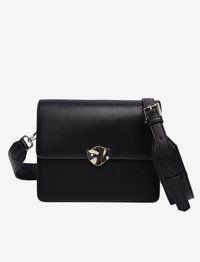 Borsa a tracolla in pelle nera con design piatto, ferramenta argento a forma di scudo, tracolla regolabile e texture liscia.