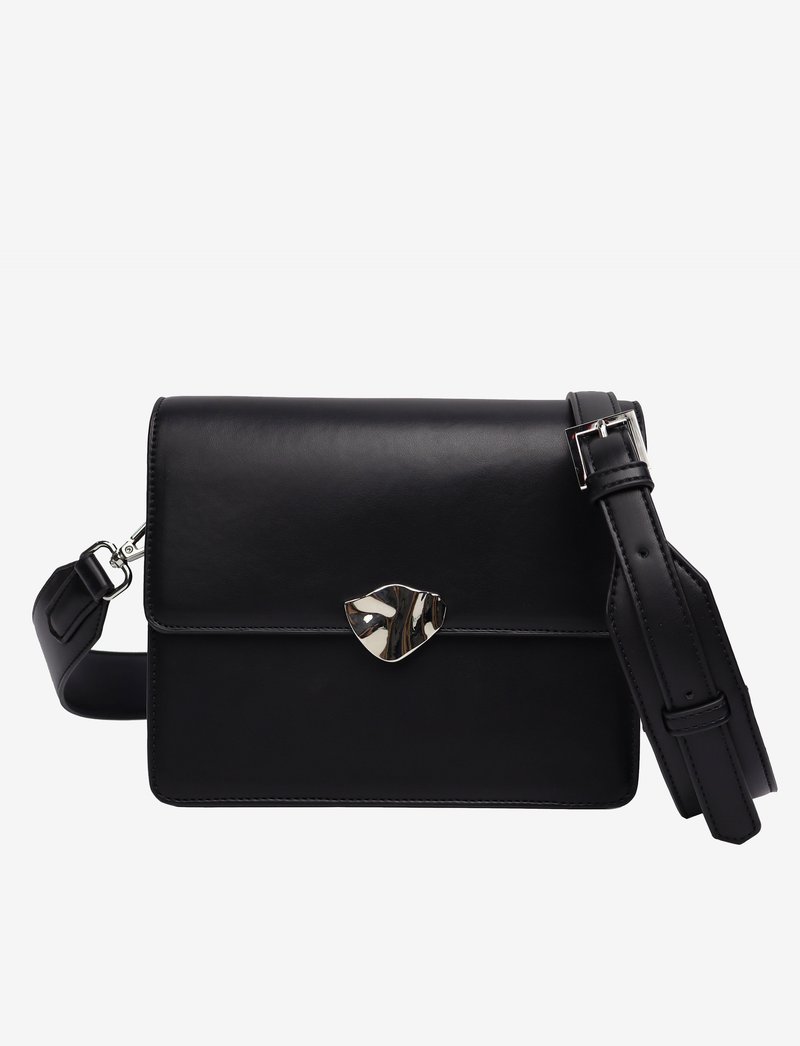 Borsa a tracolla in pelle nera con design piatto, ferramenta argento a forma di scudo, tracolla regolabile e texture liscia.