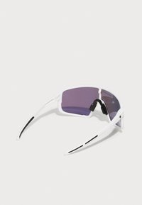 Weiße Sportsonnenbrille mit rechteckigem Rahmen, lila getönten Gläsern und schwarzen Akzenten an den Bügeln. Texturiertes Gummigrip an der Nasenauflage.