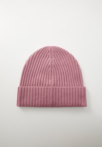 Căciulă tricotată roz, cu textură în relief și margine pliată. Designul prezintă linii verticale și o potrivire strânsă. Fabricată din material moale.