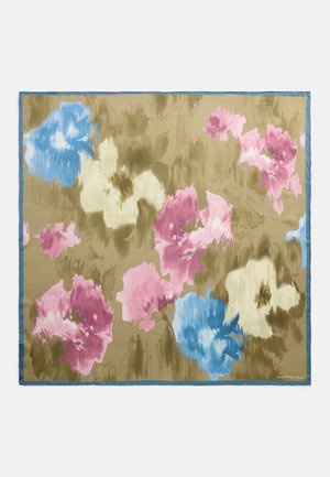 Vierkante zijden sjaal met abstracte grote bloemenpatronen in roze, blauw, crème en olijfgroen, afgewerkt met een blauwe rand.