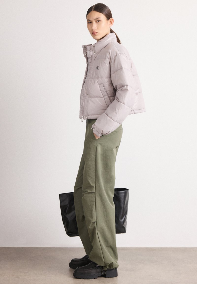 Calvin Klein Jeans CROP PUFFER JACKET - Zimní bunda - gull gray