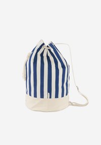 Bolsa de cordón a rayas en azul marino y blanco, hecha de lona. Presenta un fondo de beis claro y un cierre de cordón trenzado. Ligera y duradera.