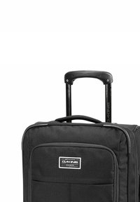 Maleta blanda negra con un mango retráctil y compartimentos con cremallera; cuenta con un parche de logo y un diseño de tela texturizada.