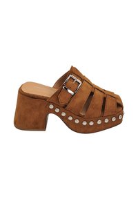 Mule en suede marron à plateforme, avec un bout ouvert, un détail de boucle et des clous décoratifs le long de la base. Design de talon épais.