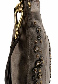 Borsa a mano in pelle grigia con borchie floreali dorate e argentate, chiusura in ottone e finitura strutturata sul lato.