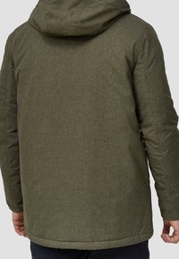 Olivgrüne Kapuzenjacke aus strukturiertem Stoff mit langen Ärmeln und geradem Schnitt. Verfügt über Taschen und subtile Nahtdetails.