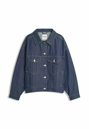 Denim jack in donkerblauw, met een spitse kraag, sluiting met knopen aan de voorkant, twee borstzakken en twee zijzakken. Heeft contrasterende stitching.