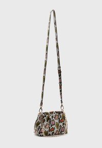 Vícebarevná kabelka z texturované látky s nadýchaným tvarem, zdobená zlatým řetízkovým popruhem a živým zvířecím potiskem.