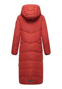 Manteau long rembourré rouge avec capuche, présentant un design matelassé en chevrons, des poignets et une étiquette à l'ourlet. Texture lisse et matériau durable.