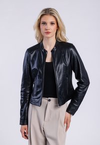 Czarna skórzana kurtka z ribbowanym kołnierzem, zamkiem błyskawicznym z przodu i dwiema bocznymi kieszeniami. Gładka tekstura, dopasowany krój i lekki połysk.