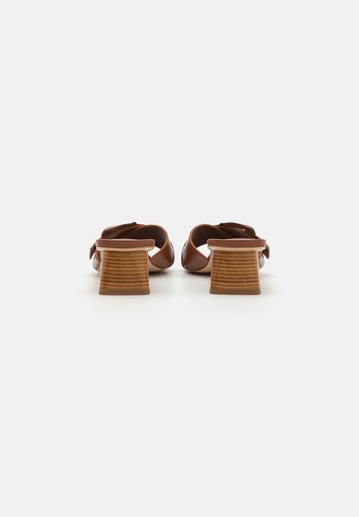 Sophia Webster BLAIR LOW MULE - Mules de tacón - caramello