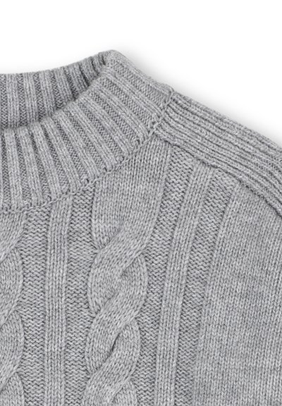Pull en maille torsadée gris clair avec un col côtelé. Présente des motifs enroulés et une texture lisse sur l'ensemble du tissu.