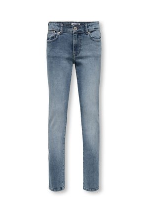 Enfant aux cheveux bouclés portant un t-shirt gris clair à manches courtes, un jean bleu et des baskets blanches, debout devant un fond blanc uni.