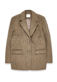 Blazer marrón texturizado con cuello de muesca, dos bolsillos frontales, cierre de un botón y una superficie suave y peluda. Interior forrado.