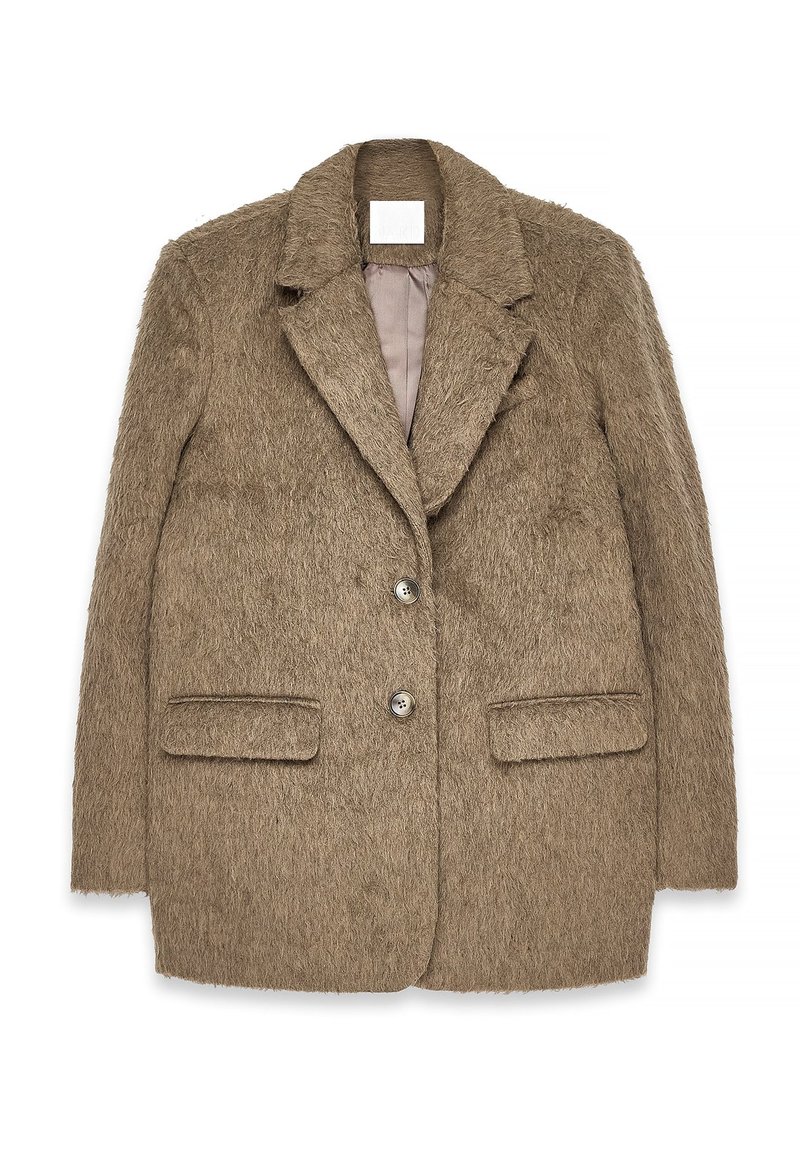 Blazer marrón texturizado con cuello de muesca, dos bolsillos frontales, cierre de un botón y una superficie suave y peluda. Interior forrado.