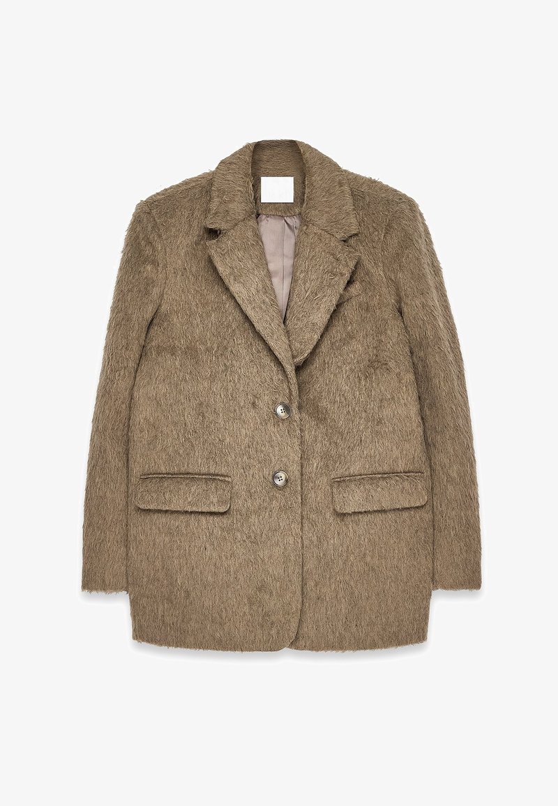 Gestructureerde bruine blazer met een gekantelde kraag, twee voorzakken, enkele knoopsluiting en een zachte, fuzzy oppervlakte. Gevoerd interieur.