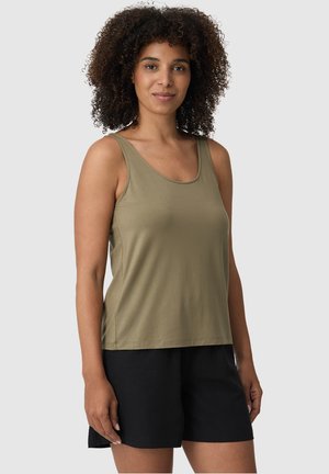 Débardeur vert olive avec un col rond, en tissu doux. Assorti à un short noir, au design simple et à la coupe décontractée.