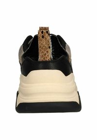 Zwarte sneaker met een getextureerde slangenprint achtertab, een gewatteerde off-white zool en een ademend bovenwerk van mesh.