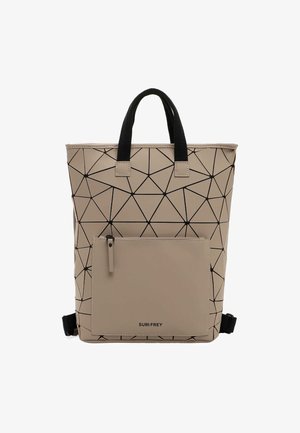 Mochila con patrón geométrico en beige, con detalles en negro y un bolsillo frontal con cremallera. Fabricada con material duradero, cuenta con dos asas superiores y correas ajustables.