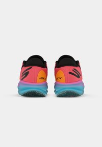 Chaussures de sport avec un dessus rose, des accents noirs et un détail de talon orange. Caractérisées par une semelle bleu dégradé avec une texture adhérente.