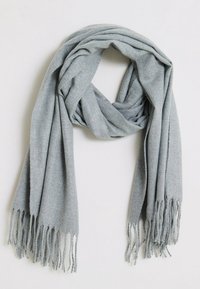 Écharpe gris clair en tissu doux, avec une finition texturée et des bords frangés. Le design est simple et polyvalent pour superposer.