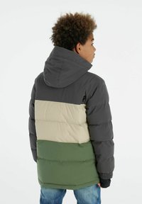 Veste rembourrée avec un design bi-matière en gris foncé, beige et vert. Comprend une capuche et des poignets élastiques pour un ajustement et une chaleur optimaux.