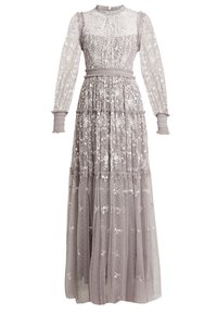 Longue robe lavande transparente avec broderies florales blanches, col haut, manches longues bouffantes, taille ajustée et jupe à volants superposés.