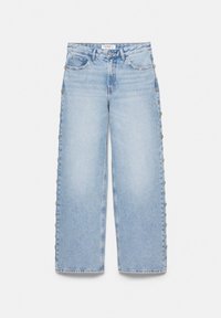 Jean large bleu clair avec des détails de boutons le long des coutures latérales, poches avant, passants de ceinture et fermeture à boutons à l'avant.