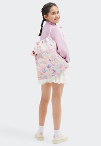 Floral-patterned drawstring backpack in pastel colors, featuring a pink zipper and a decorative charm. Made of lightweight fabric.